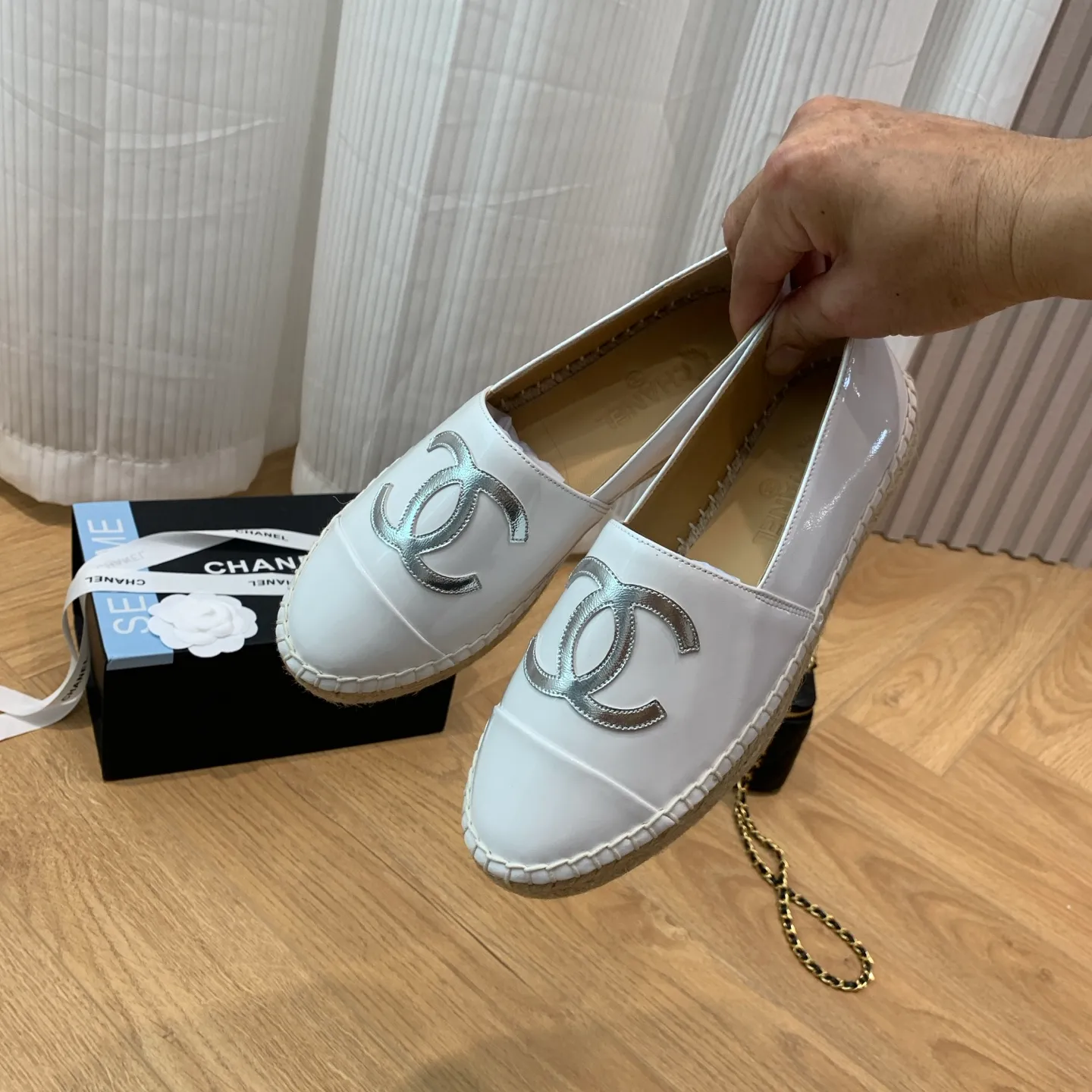 👟👟Ex-factory price 440👟👟 👑New colors are coming ✌️New version of Chanel fisherman shoes is coming❗️Delivered in a full set of top-notch packaging. The quality of my fisherman shoes has not been introduced much, everyone who has had them knows it! The original customized upper, and my outsole is the original translucent outsole, the opaque outsole is the wrong version, full set of authentic packaging ❗️ size: 35-40, running price
